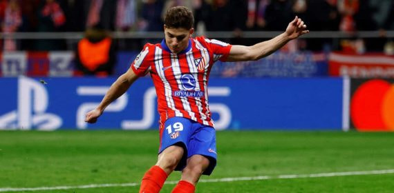 Julián Álvarez en el momento del penalti anulado por UEFA por mediación del VAR.