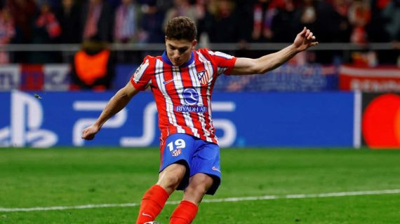 Julián Álvarez en el momento del penalti anulado por UEFA por mediación del VAR.