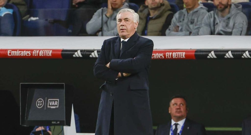 Ancelotti, con los brazos cruzados, en la banda del Bernabéu.