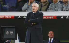 Ancelotti, con los brazos cruzados, en la banda del Bernabéu.