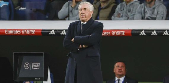 Ancelotti, con los brazos cruzados, en la banda del Bernabéu.