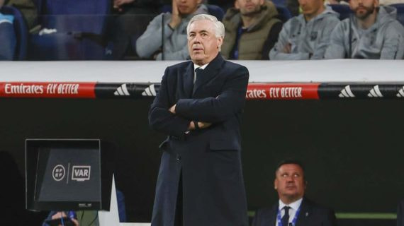 Ancelotti, con los brazos cruzados, en la banda del Bernabéu.
