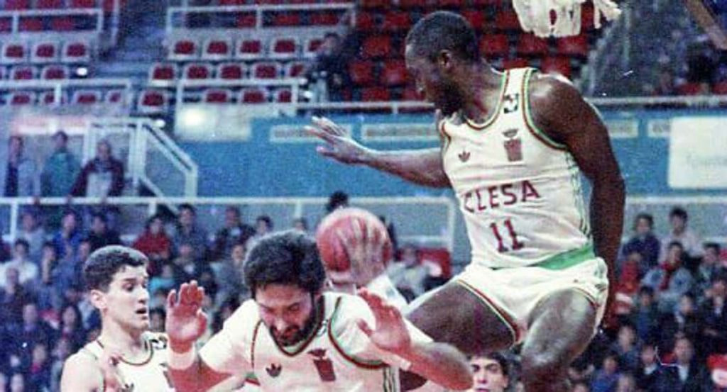 Anicet Lavodrama, en el aire, durante una jugada en su etapa en el OAR Ferrol.