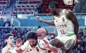 Anicet Lavodrama, en el aire, durante una jugada en su etapa en el OAR Ferrol.