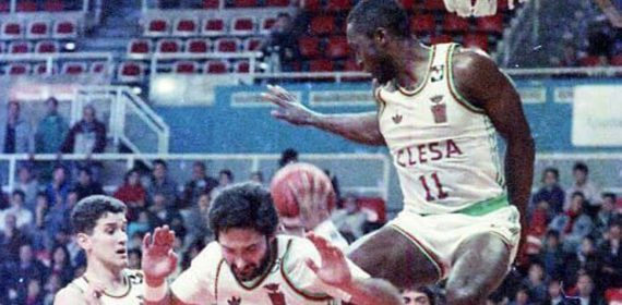 Anicet Lavodrama, en el aire, durante una jugada en su etapa en el OAR Ferrol.