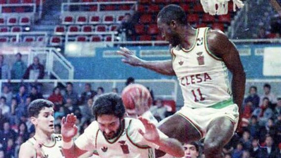 Anicet Lavodrama, en el aire, durante una jugada en su etapa en el OAR Ferrol.