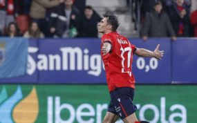 Ante Budimir celebra el gol que le convirtió en leyenda rojilla.