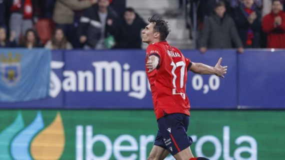 Ante Budimir celebra el gol que le convirtió en leyenda rojilla.