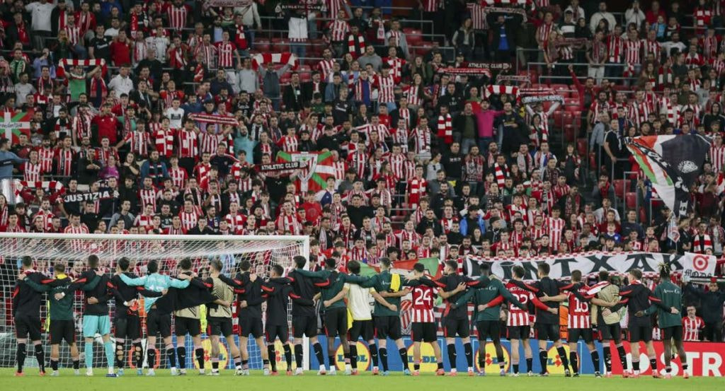 Los jugadores rojiblancos, frente a la Grada Popular, en un encuentro de esta temporada.