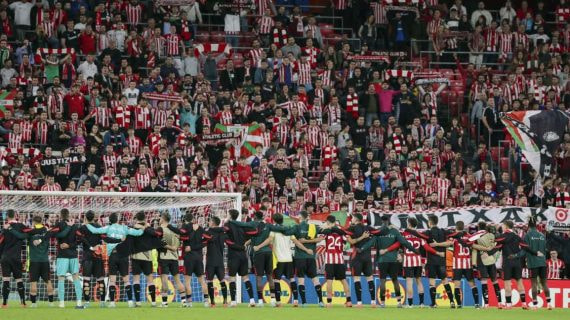 Los jugadores rojiblancos, frente a la Grada Popular, en un encuentro de esta temporada.