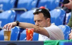 Un padre con dos cervezas antes de ver un partido de fútbol.