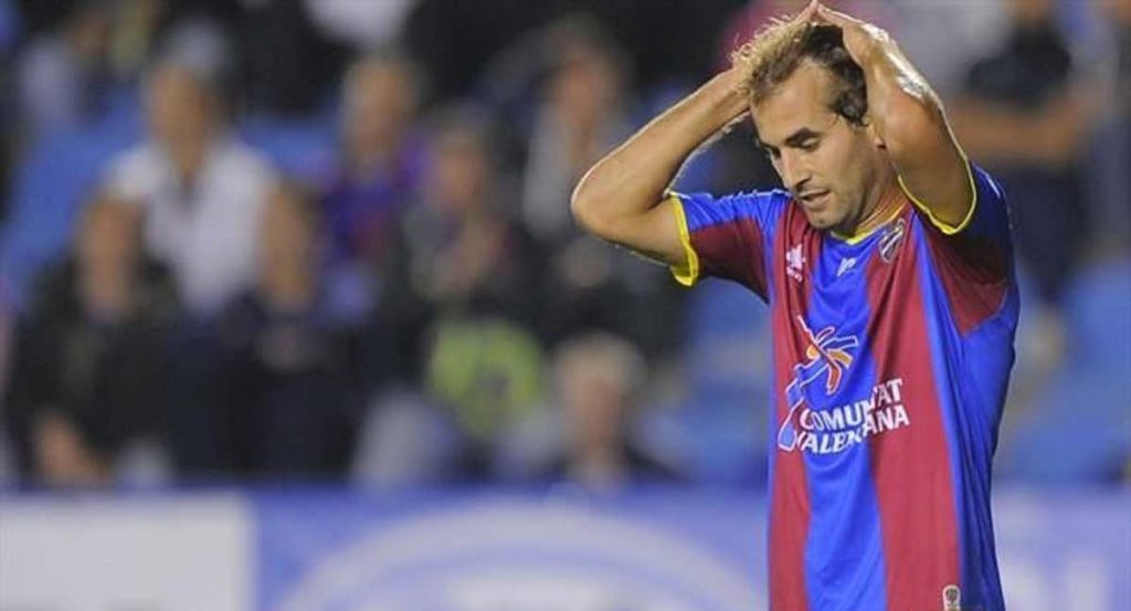 Barkero se echa las manos a la cabeza en un partido con el Levante.