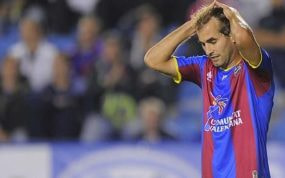 Barkero se echa las manos a la cabeza en un partido con el Levante.