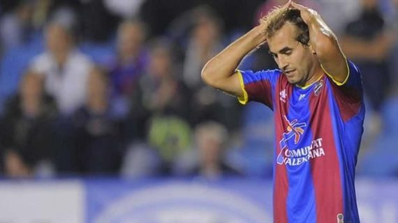 Barkero se echa las manos a la cabeza en un partido con el Levante.