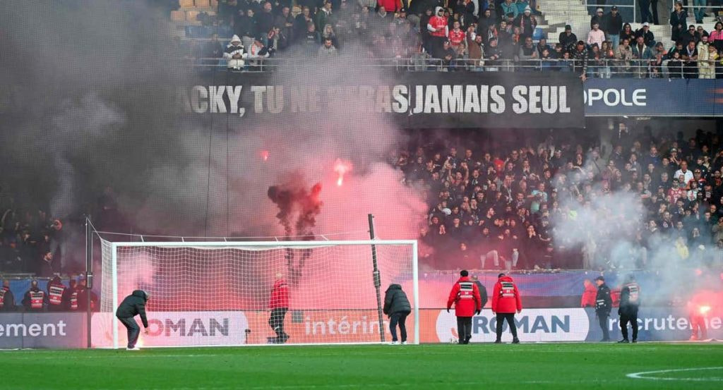 Lanzamiento de bengalas durante el partido.
