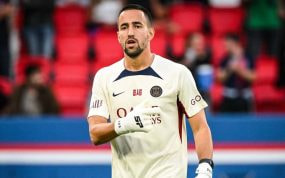 Borja Álvarez durante un calentamiento con el PSG.
