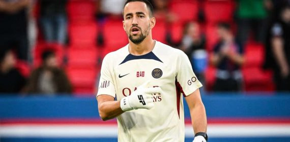Borja Álvarez durante un calentamiento con el PSG.
