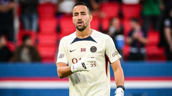 Borja Álvarez durante un calentamiento con el PSG.