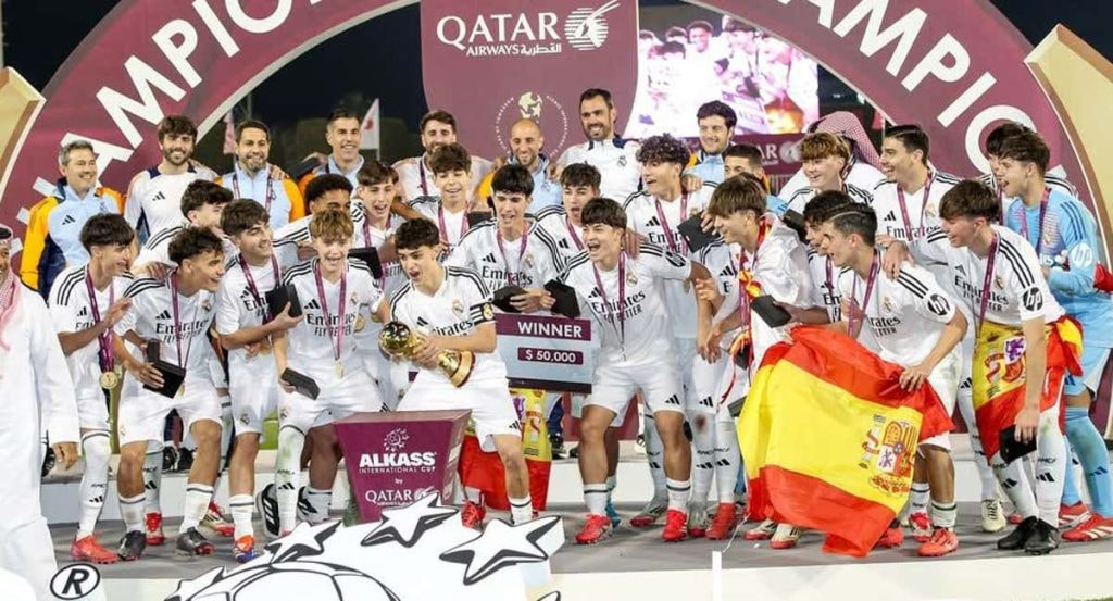 El cadete A del Real Madrid celebra la Al Kass International.