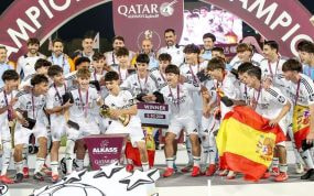 El cadete A del Real Madrid celebra la Al Kass International.