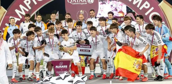 El cadete A del Real Madrid celebra la Al Kass International.