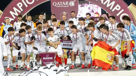 El cadete A del Real Madrid celebra la Al Kass International.