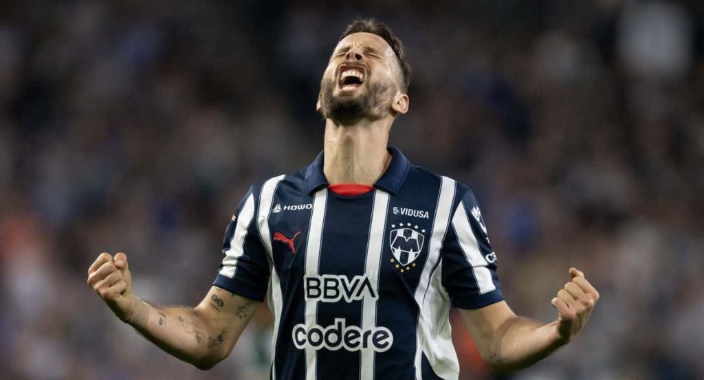 Sergio Canales celebra un gol con Rayados de Monterrey.