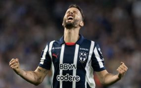 Sergio Canales celebra un gol con Rayados de Monterrey.