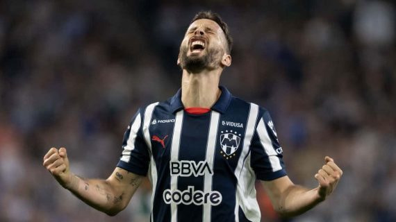 Sergio Canales celebra un gol con Rayados de Monterrey.