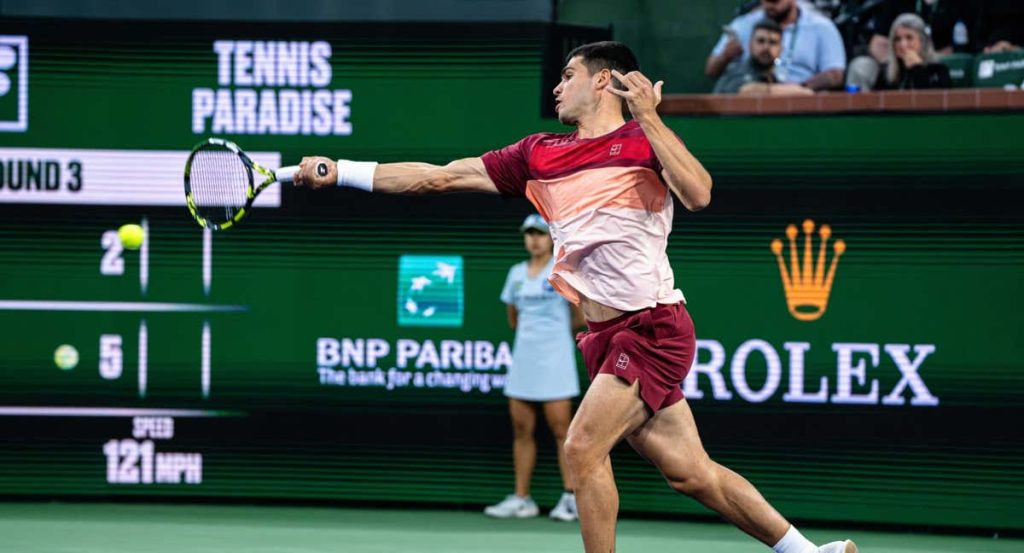 Carlos Alcaraz golpea una derecha durante su partido de tercera ronda en Indian Wells.