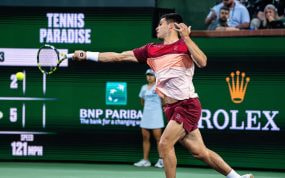 Carlos Alcaraz golpea una derecha durante su partido de tercera ronda en Indian Wells.