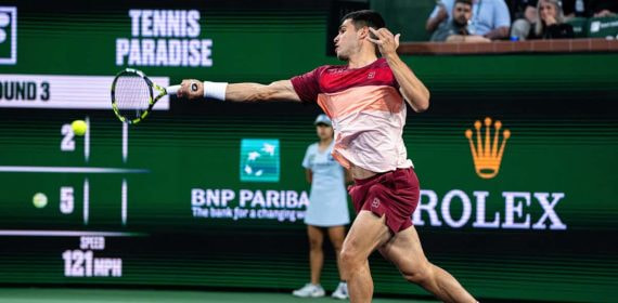 Carlos Alcaraz golpea una derecha durante su partido de tercera ronda en Indian Wells.