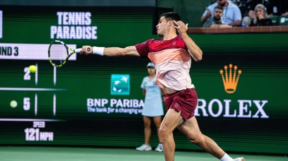 Carlos Alcaraz golpea una derecha durante su partido de tercera ronda en Indian Wells.
