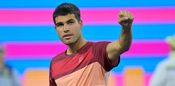 Carlos Alcaraz celebra un punto en Indian Wells.