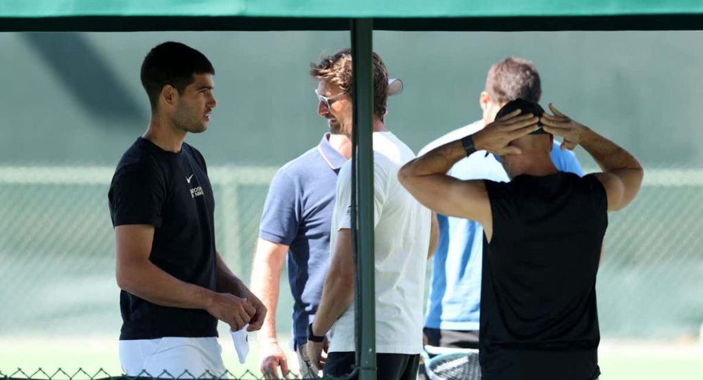 Carlos Alcaraz y Juan Carlos Ferrero, durante su entrenamiento previo a las semifinales de Indian Wells.