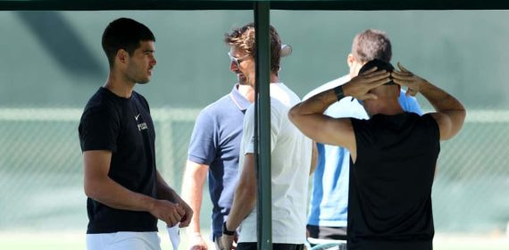 Carlos Alcaraz y Juan Carlos Ferrero, durante su entrenamiento previo a las semifinales de Indian Wells.