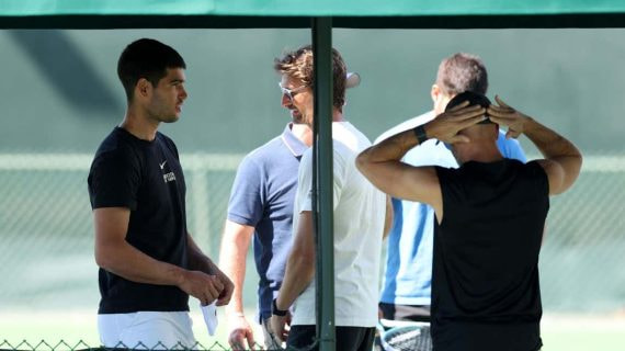 Carlos Alcaraz y Juan Carlos Ferrero, durante su entrenamiento previo a las semifinales de Indian Wells.