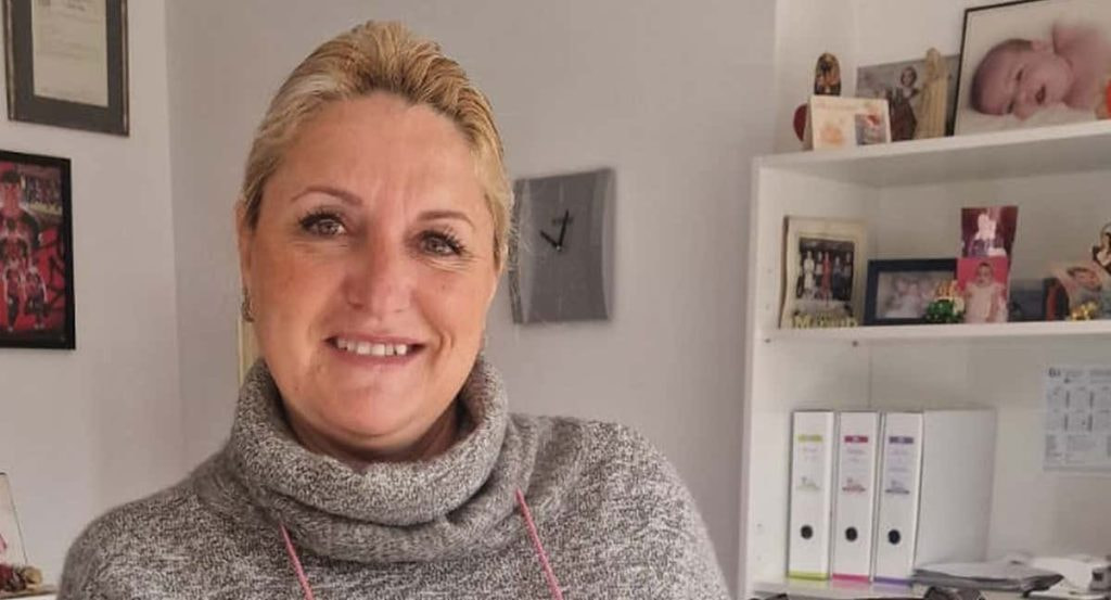 Carolina Domènech posa con la réplica del Bernabéu en su domicilio de Palma de Mallorca.