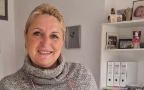 Carolina Domènech posa con la réplica del Bernabéu en su domicilio de Palma de Mallorca.