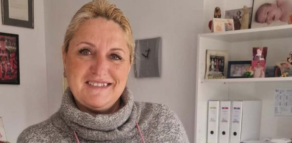 Carolina Domènech posa con la réplica del Bernabéu en su domicilio de Palma de Mallorca.