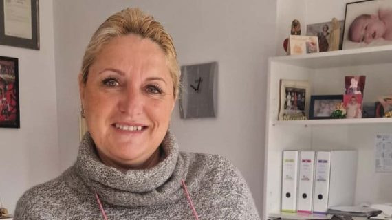 Carolina Domènech posa con la réplica del Bernabéu en su domicilio de Palma de Mallorca.