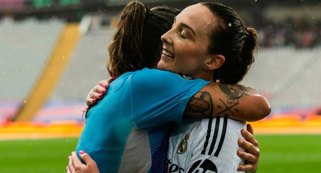 Misa Rodríguez, portera del Real Madrid, se abraza con su compañera, Caroline Weir, tras los dos goles de la escocesa en el Clásico.