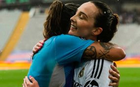 Misa Rodríguez, portera del Real Madrid, se abraza con su compañera, Caroline Weir, tras los dos goles de la escocesa en el Clásico.