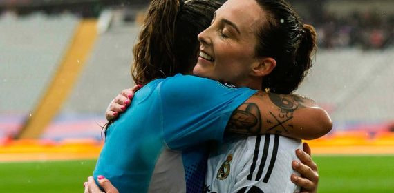 Misa Rodríguez, portera del Real Madrid, se abraza con su compañera, Caroline Weir, tras los dos goles de la escocesa en el Clásico.