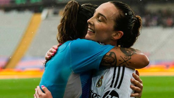 Misa Rodríguez, portera del Real Madrid, se abraza con su compañera, Caroline Weir, tras los dos goles de la escocesa en el Clásico.