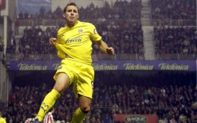 Santi Cazorla celebra un gol con el Villarreal en San Mamés.