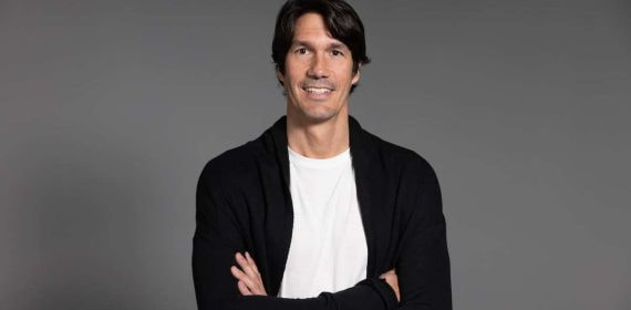 César Navas, exfutbolista español, repasa su carrera profesional.
