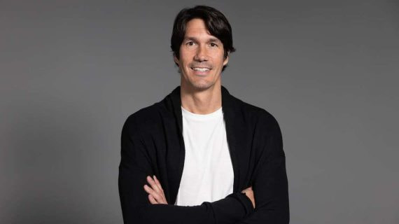 César Navas, exfutbolista español, repasa su carrera profesional.