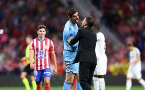 Courtois habla con Simeone durante el último incidente del portero en el Metropolitano, en 2024