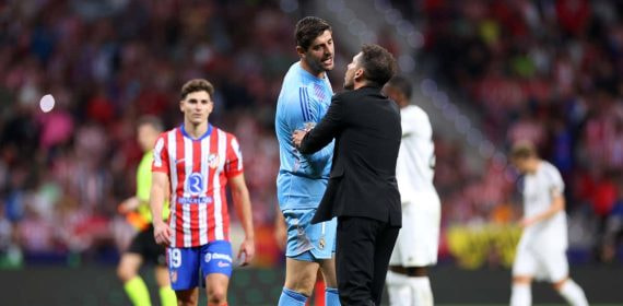 Courtois habla con Simeone durante el último incidente del portero en el Metropolitano, en 2024